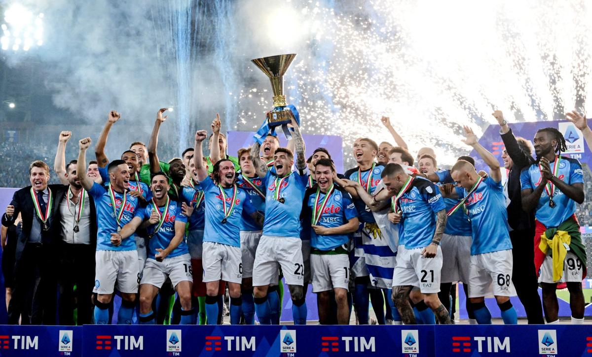 Hình ảnh các cầu thủ AC Milan nâng cao chiếc cúp Scudetto Serie A mùa giải 2021-2022 trong niềm vui vỡ òa của người hâm mộ.