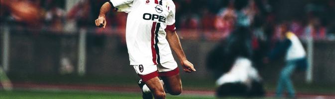 Hình ảnh AC Milan trải qua giai đoạn khó khăn, tái thiết đội hình sau sự ra đi của các huyền thoại để tìm lại vinh quang.