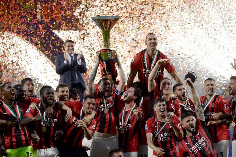 Khoảnh khắc AC Milan ăn mừng chức vô địch Scudetto 2021-2022, đánh dấu đỉnh cao của quá trình chuyển mình sau sự ra đi của các huyền thoại.