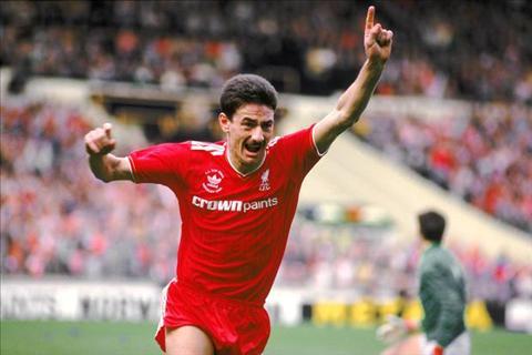 Khung cảnh sân Anfield trước giờ bóng lăn trong trận đấu kinh điển Liverpool 4-3 Newcastle United năm 1996