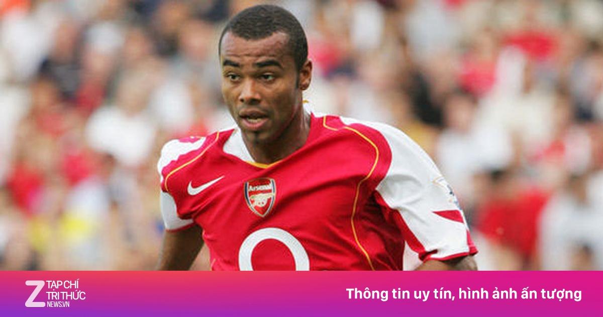 Hình ảnh Ashley Cole trong màu áo Chelsea đối đầu với đội bóng cũ Arsenal sau vụ chuyển nhượng gây tranh cãi