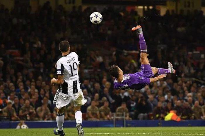 Hình ảnh Gareth Bale của Real Madrid thực hiện cú sút xe đạp chổng ngược ghi bàn vào lưới Liverpool trong trận chung kết C1 2018