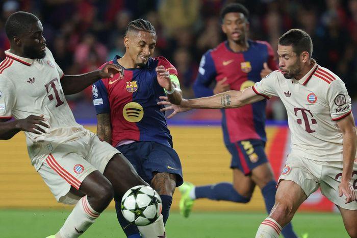 Khoảnh khắc các cầu thủ trẻ và cầu thủ kinh nghiệm của Bayern Munich cùng nhau ăn mừng bàn thắng, thể hiện sự đoàn kết trong đội.