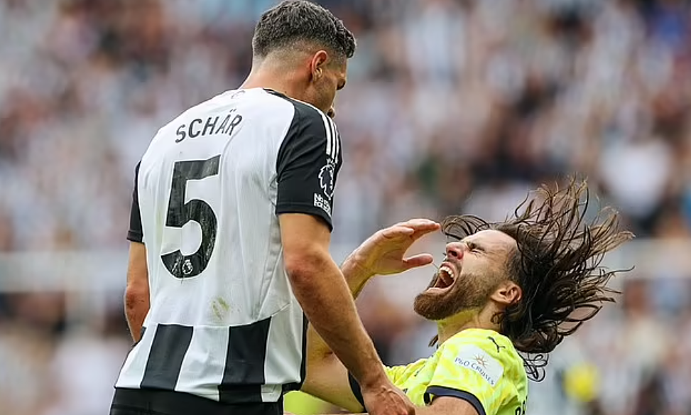 Bức tượng Alan Shearer bằng đồng với tư thế ăn mừng quen thuộc đặt trang trọng bên ngoài sân vận động St James' Park