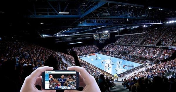 Hình ảnh đại diện các CLB Bundesliga sử dụng công nghệ kỹ thuật số để tương tác fan và tìm kiếm doanh thu mới trong đại dịch