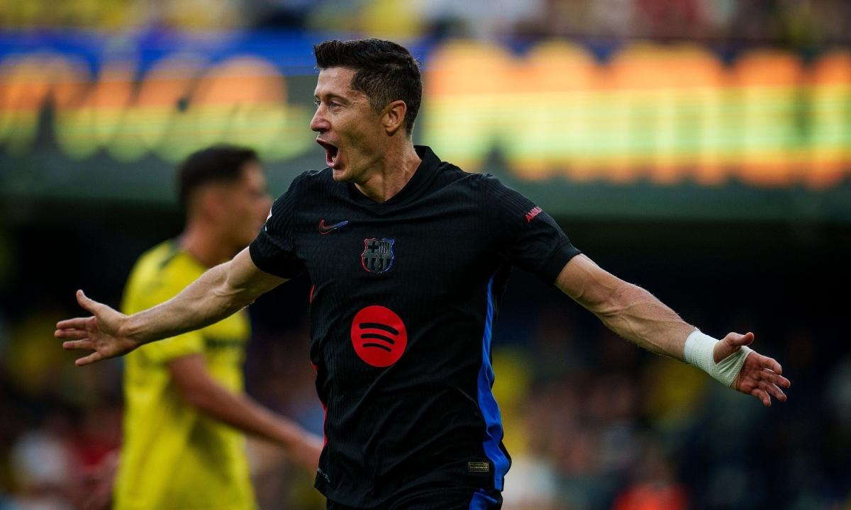 Hình ảnh các cầu thủ Barcelona ăn mừng bàn thắng trong trận đấu quan trọng tại La Liga với Villarreal