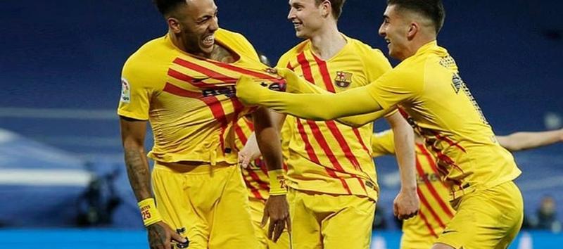 Các cầu thủ Barcelona vui mừng ăn mừng chiến thắng đậm 4-0 trước Real Madrid ngay trên sân Bernabeu mùa giải 2021-2022.