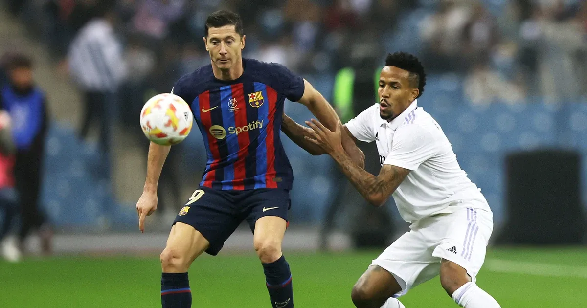 Pha đối mặt giữa một cầu thủ tấn công chủ chốt của Real Madrid và hậu vệ của Barcelona trong trận Siêu kinh điển La Liga.