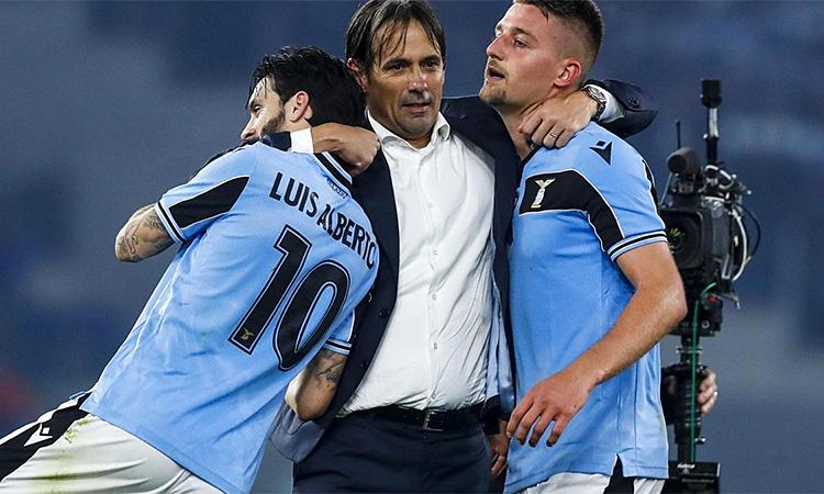 Các cầu thủ Lazio ăn mừng bàn thắng cuồng nhiệt, biểu thị khát khao chiến thắng và mục tiêu trở lại đấu trường châu Âu mùa tới.