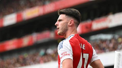 Pha tranh chấp bóng đầy quyết liệt giữa một cầu thủ Sevilla FC và đối thủ trong khuôn khổ giải đấu La Liga