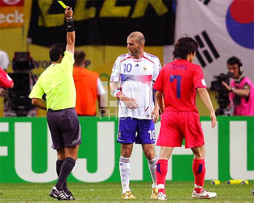 Khoảnh khắc một tài năng trẻ châu Âu đang thi đấu nổi bật trong một trận đấu tại Bundesliga, thể hiện sự tự tin