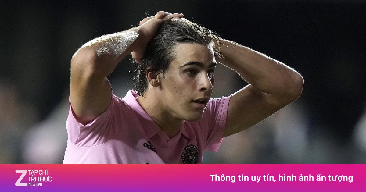 Một cầu thủ trẻ ngồi thất vọng trên sân sau khi đội nhà thua trận tại giải đấu trẻ
