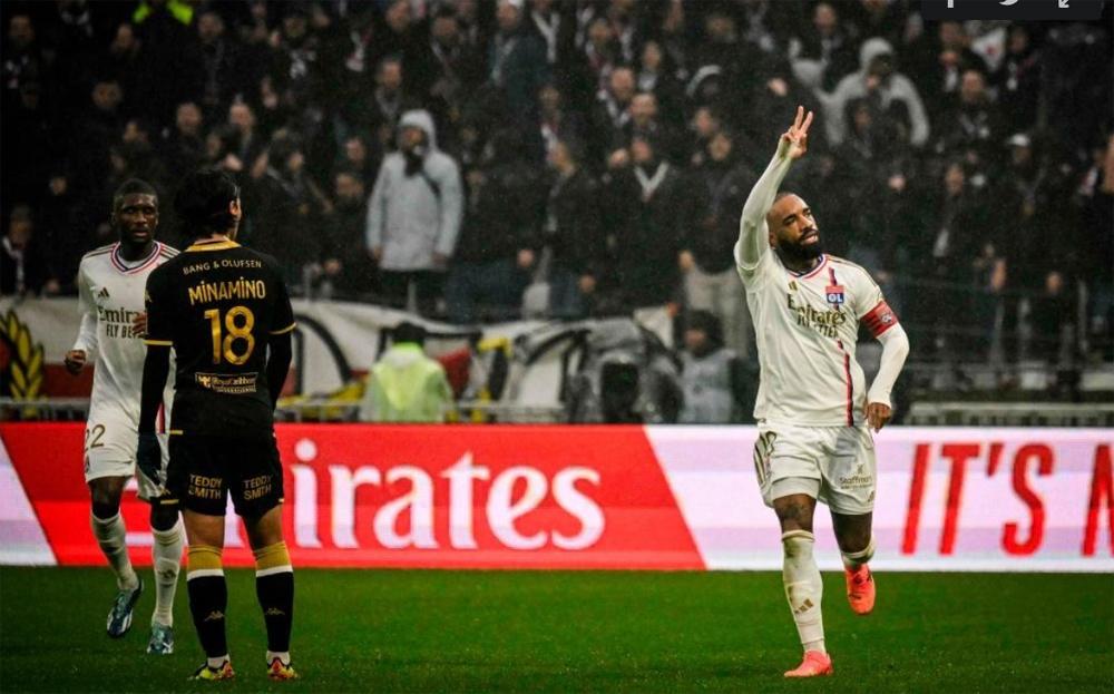 Hình ảnh cầu thủ trẻ của học viện nữ PSG và Lyon đang tranh bóng quyết liệt trong một trận đấu, thể hiện sự cạnh tranh trong đào tạo trẻ.