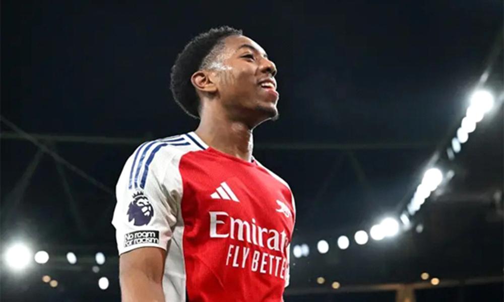 Một cầu thủ trẻ đầy triển vọng của Premier League ăn mừng bàn thắng đầu tiên cho đội một