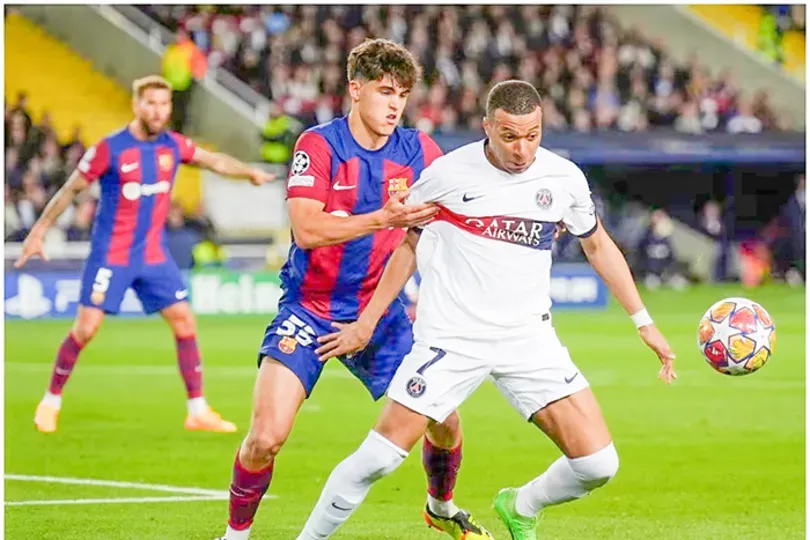 Các cầu thủ trẻ Real Madrid trong buổi tập thể lực cường độ cao tại học viện La Fábrica, thể hiện sức mạnh, tốc độ và quyết tâm cao độ.