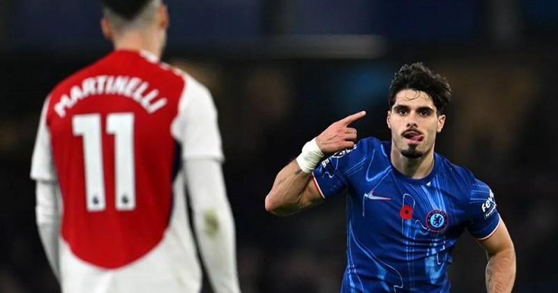 Hình ảnh lịch sử một pha tranh chấp bóng quyết liệt trong trận đấu giữa Chelsea và Arsenal tại Premier League