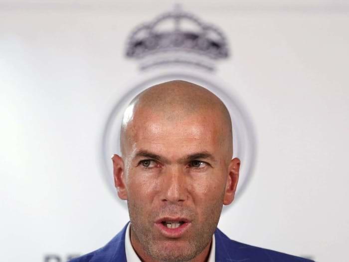 Huấn luyện viên Carlo Ancelotti chỉ đạo chiến thuật cho cầu thủ Real Madrid, thể hiện sự chuẩn bị kỹ lưỡng dẫn đến thành công ở cả La Liga và Champions League.