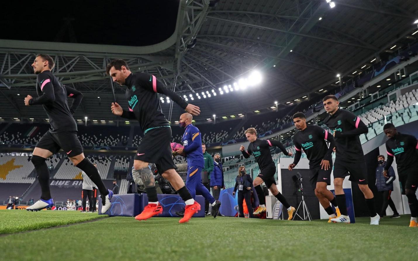 Siêu sao Cristiano Ronaldo trong màu áo sọc trắng đen của Juventus ăn mừng bàn thắng quan trọng tại giải đấu Serie A, thể hiện sức mạnh tấn công vượt trội.