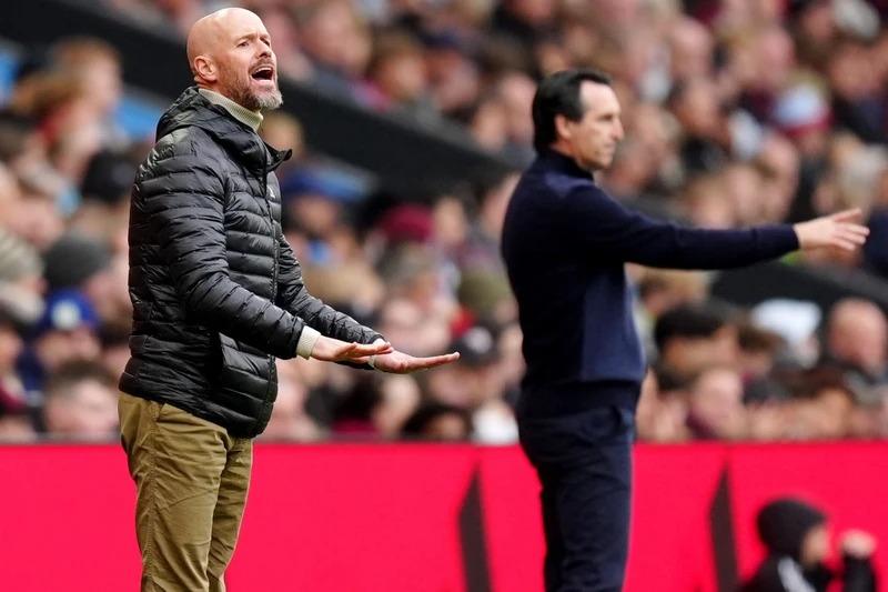 Các cầu thủ Manchester United nâng cao chiếc cúp Carabao Cup sau chiến thắng trong trận chung kết năm 2023