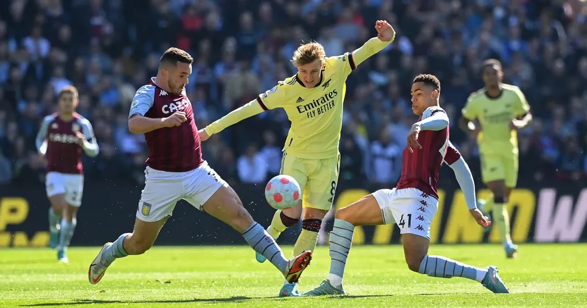 Dàn cầu thủ Aston Villa ăn mừng chiến thắng tại Premier League dưới sự dẫn dắt của Unai Emery