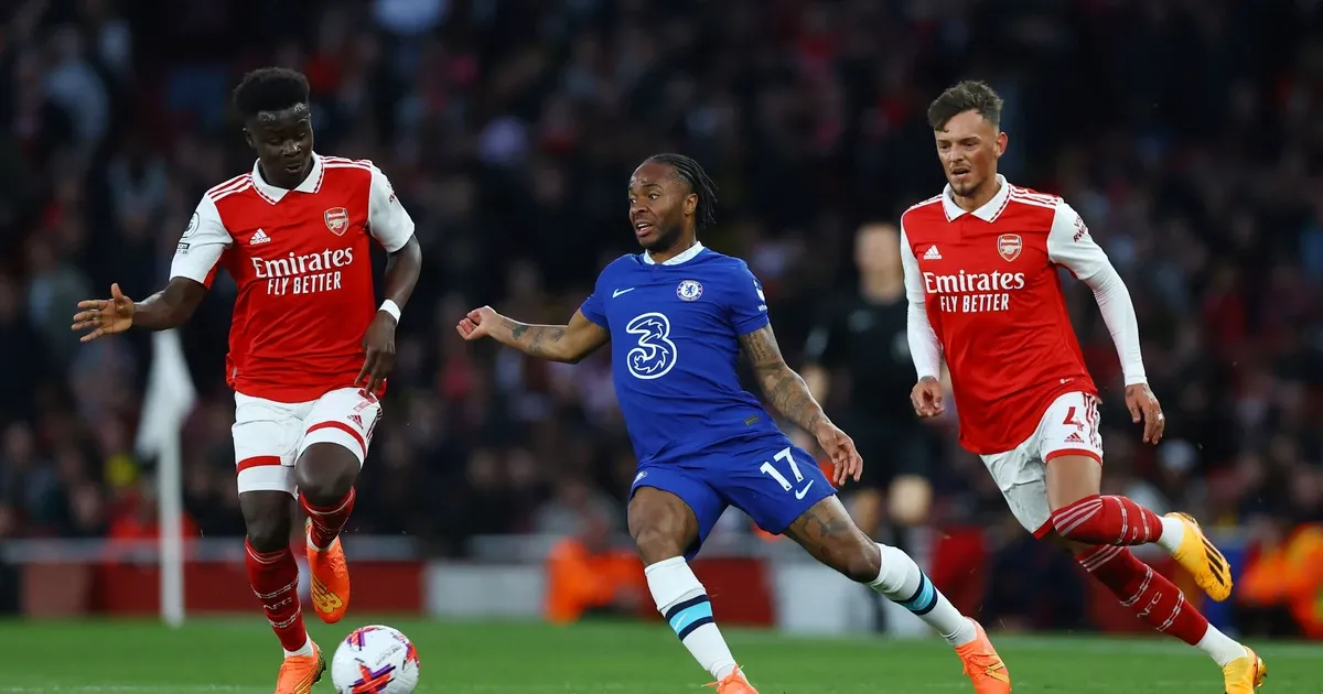 Didier Drogba ăn mừng bàn thắng ghi vào lưới Arsenal trong một trận derby London căng thẳng