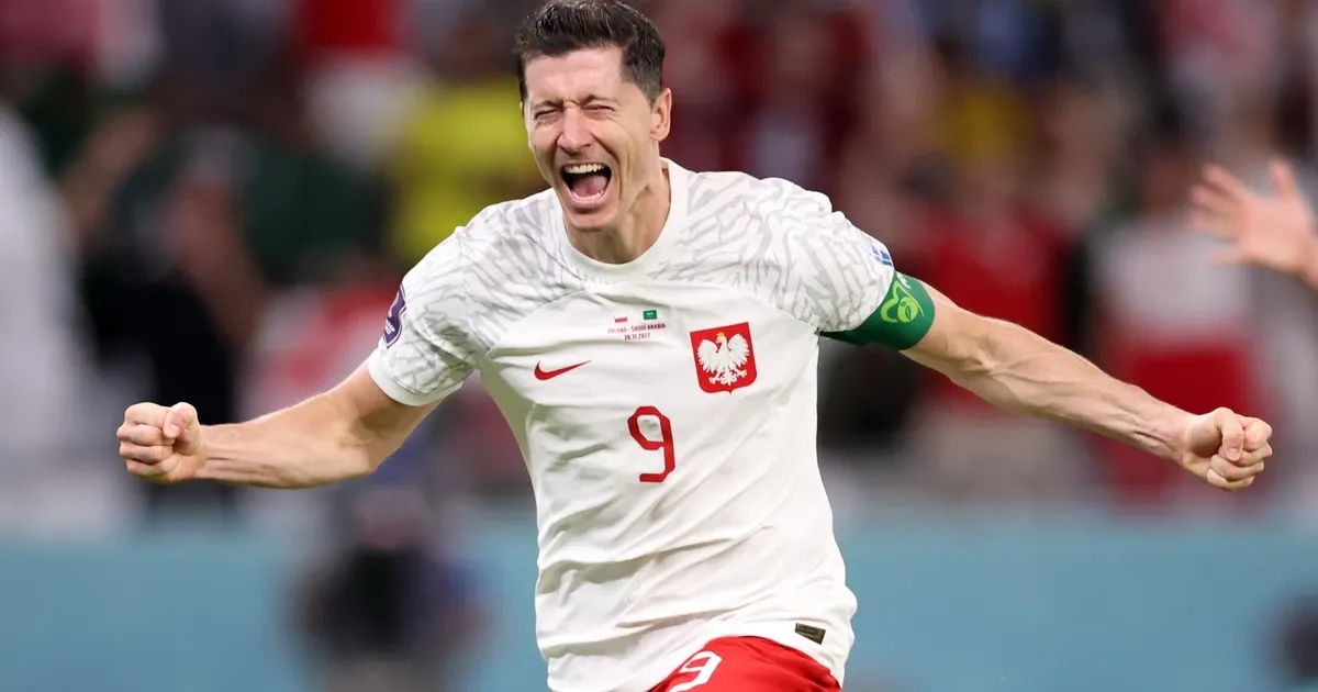 Khoảnh khắc các cầu thủ một đội bóng nhỏ Bundesliga ăn mừng bàn thắng quan trọng vào lưới đội bóng lớn