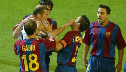 Khoảnh khắc đội hình Barcelona ăn mừng bàn thắng quan trọng, thể hiện sự đoàn kết và quyết tâm phấn đấu giành lại vị thế tại La Liga