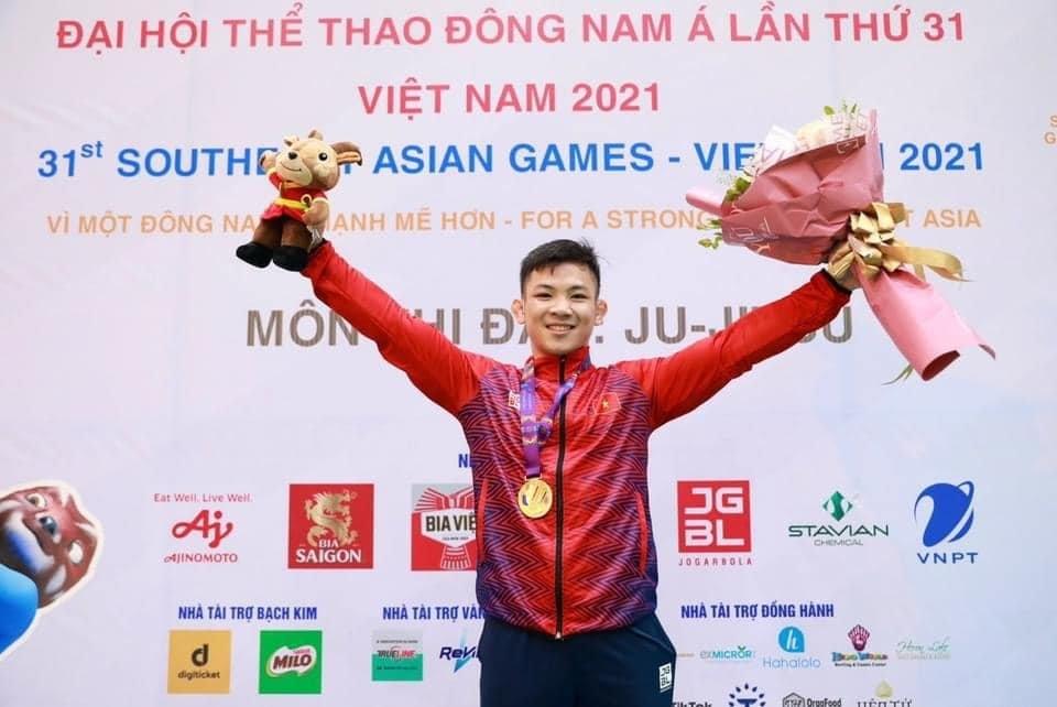 Toàn đội Olympique Lyonnais ăn mừng chiến thắng, thể hiện sự đoàn kết và hồi sinh mạnh mẽ