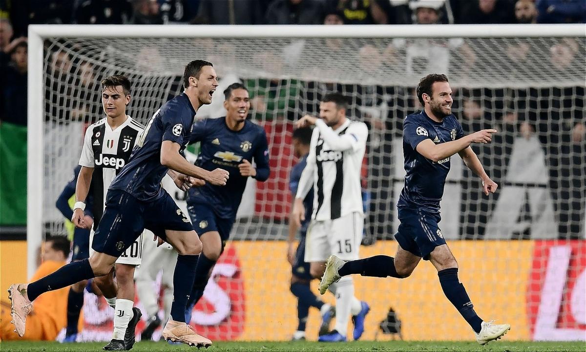 Tiền vệ Edu của Arsenal ăn mừng bàn thắng mở tỷ số từ cú sút phạt vào lưới Manchester United tại FA Cup 2003