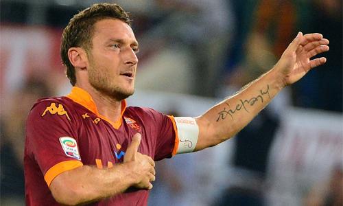 Francesco Totti ăn mừng bàn thắng cho AS Roma, một trong những cầu thủ ghi bàn hàng đầu Serie A mọi thời đại với 250 bàn