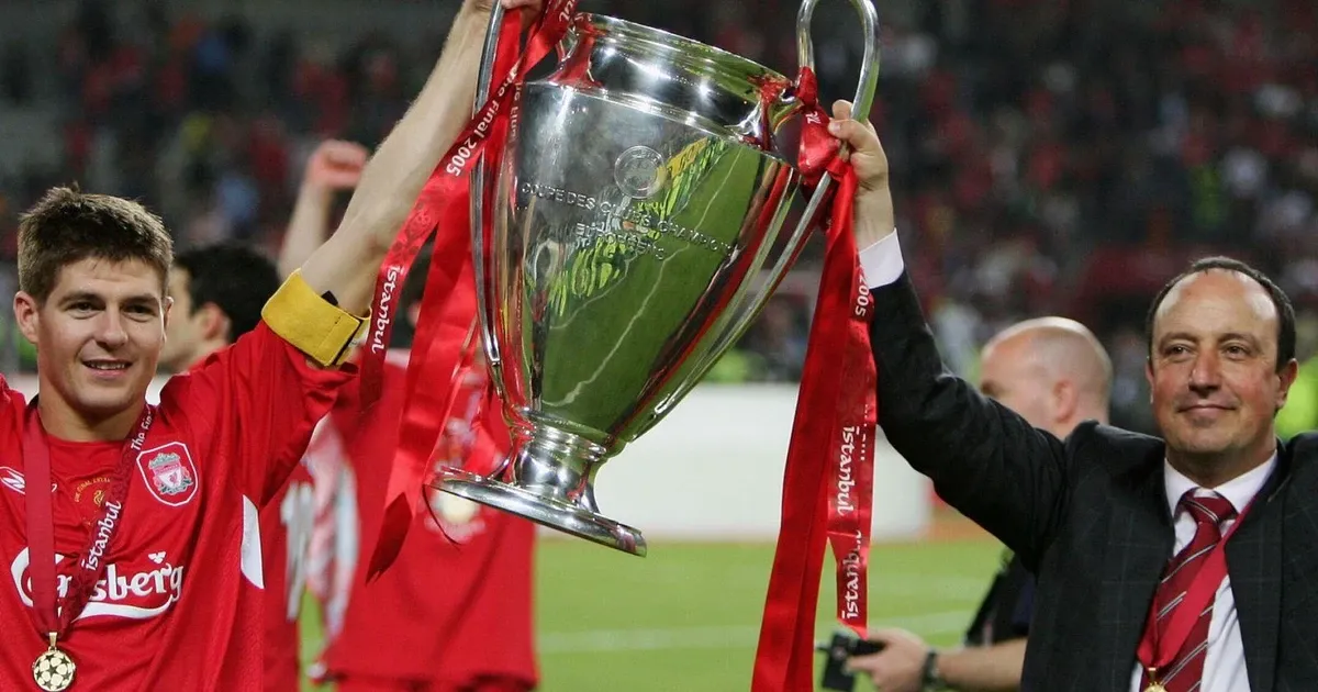 Steven Gerrard nâng cao chiếc cúp Champions League sau đêm Istanbul huyền diệu 2005