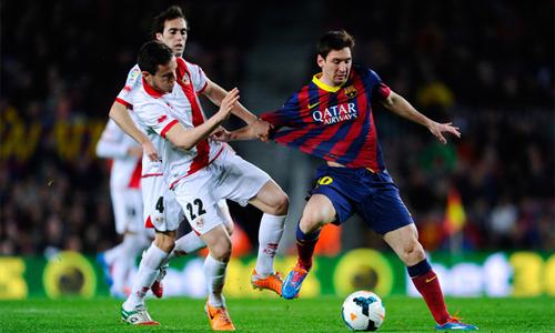 Hình ảnh một trận đấu của Getafe hoặc Rayo Vallecano, thể hiện sự góp mặt của các đội bóng Madrid khác tại La Liga.