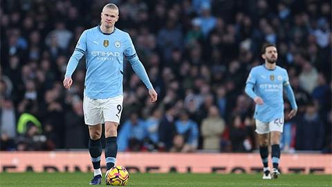 Khoảnh khắc đối đầu đáng chú ý giữa tiền đạo Erling Haaland của Dortmund và Robert Lewandowski của Bayern Munich trong trận đấu Bundesliga 2021-2022.