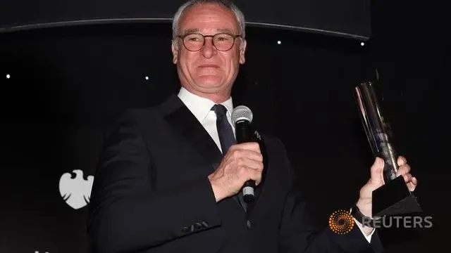 Huấn luyện viên Claudio Ranieri ăn mừng cùng các học trò trong mùa giải Leicester City vô địch Premier League 2015-2016