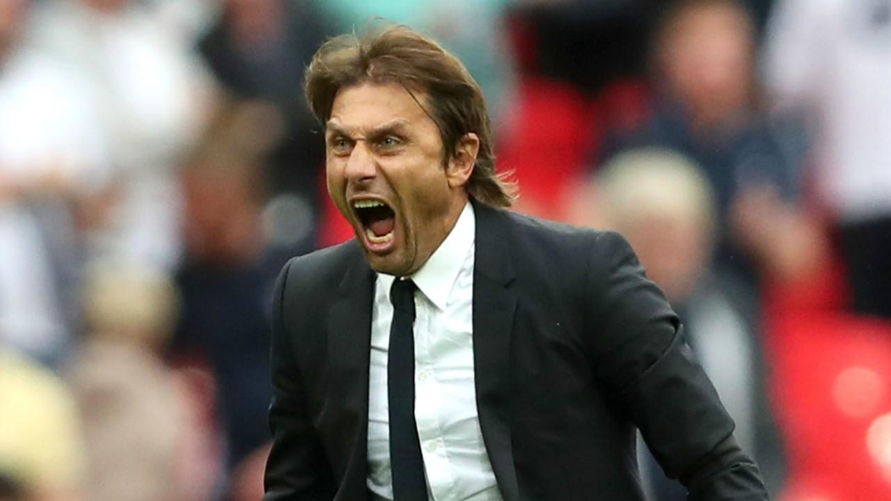 Huấn luyện viên Antonio Conte với phong cách máu lửa đang truyền đạt chiến thuật và động lực cho các cầu thủ Juventus bên đường biên