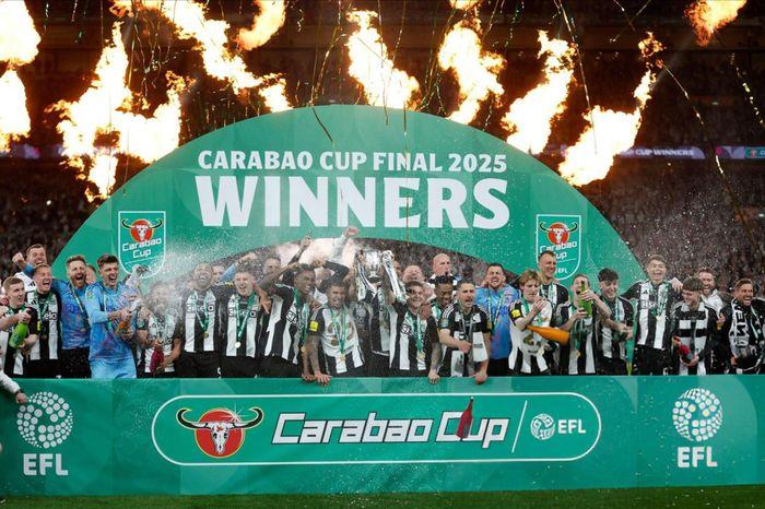 Huấn luyện viên Eddie Howe đang nhiệt tình chỉ đạo chiến thuật cho các cầu thủ Newcastle United trong một buổi tập