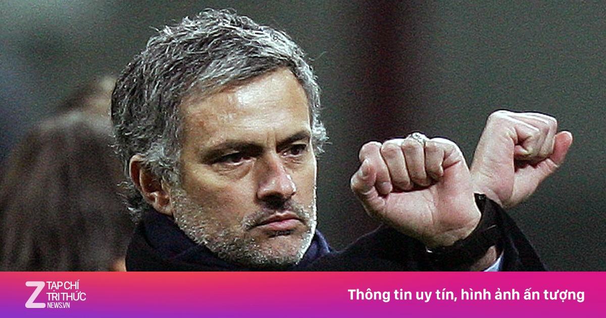 Huấn luyện viên José Mourinho đầy cảm xúc ăn mừng chiến thắng quan trọng cùng các cầu thủ Inter Milan trên sân cỏ Serie A