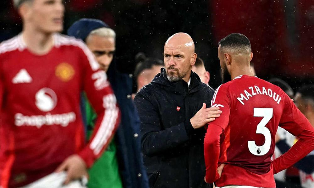 Huấn luyện viên Serie A sử dụng máy tính bảng phân tích dữ liệu chiến thuật của đối thủ châu Âu trước trận đấu quan trọng, thể hiện sự chuẩn bị kỹ lưỡng.