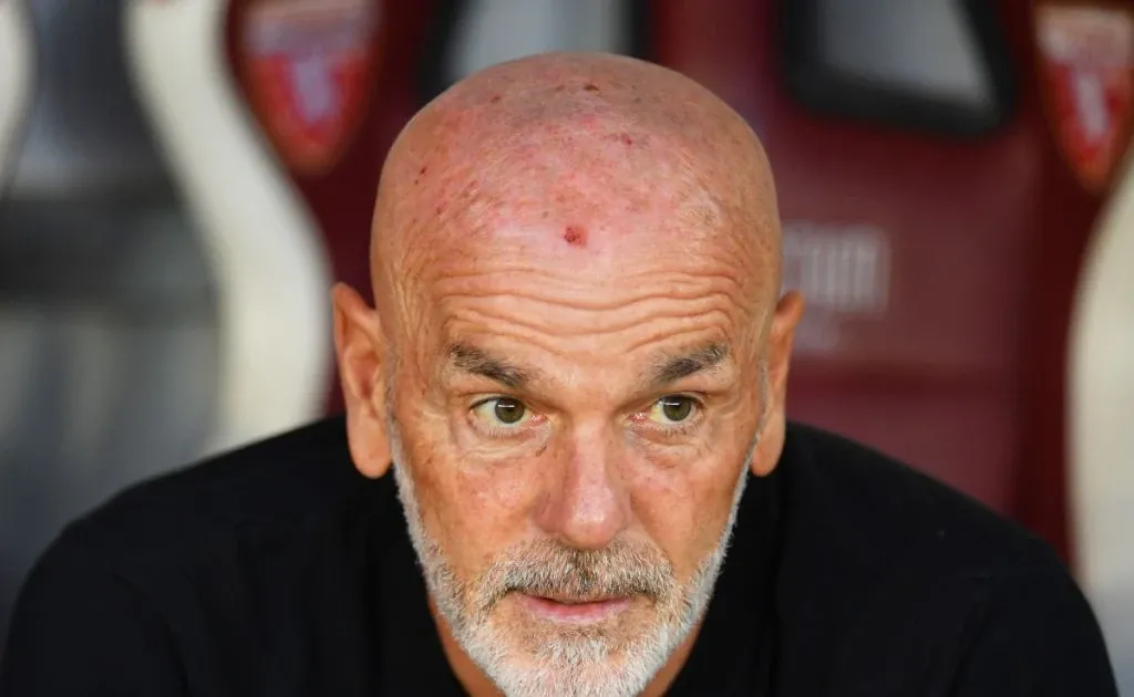 Huấn luyện viên Stefano Pioli đang đưa ra chỉ đạo chiến thuật cho các cầu thủ AC Milan bên đường biên trong một trận đấu quan trọng tại Serie A.