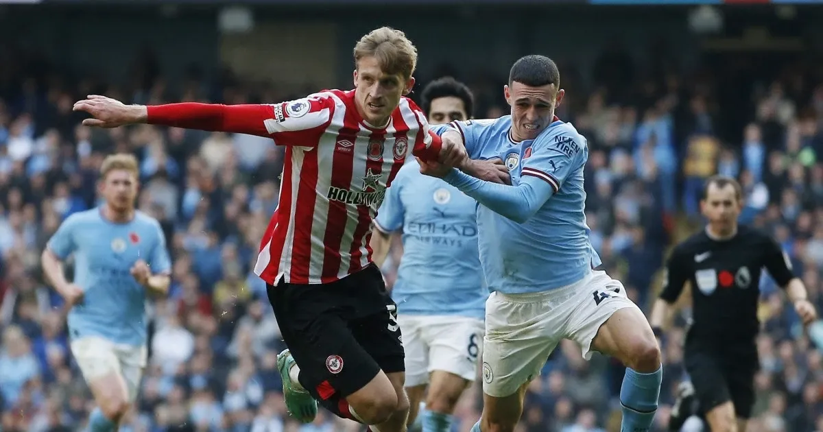 Huấn luyện viên Thomas Frank của Brentford đang chỉ đạo chiến thuật bên đường biên thể hiện vai trò quan trọng
