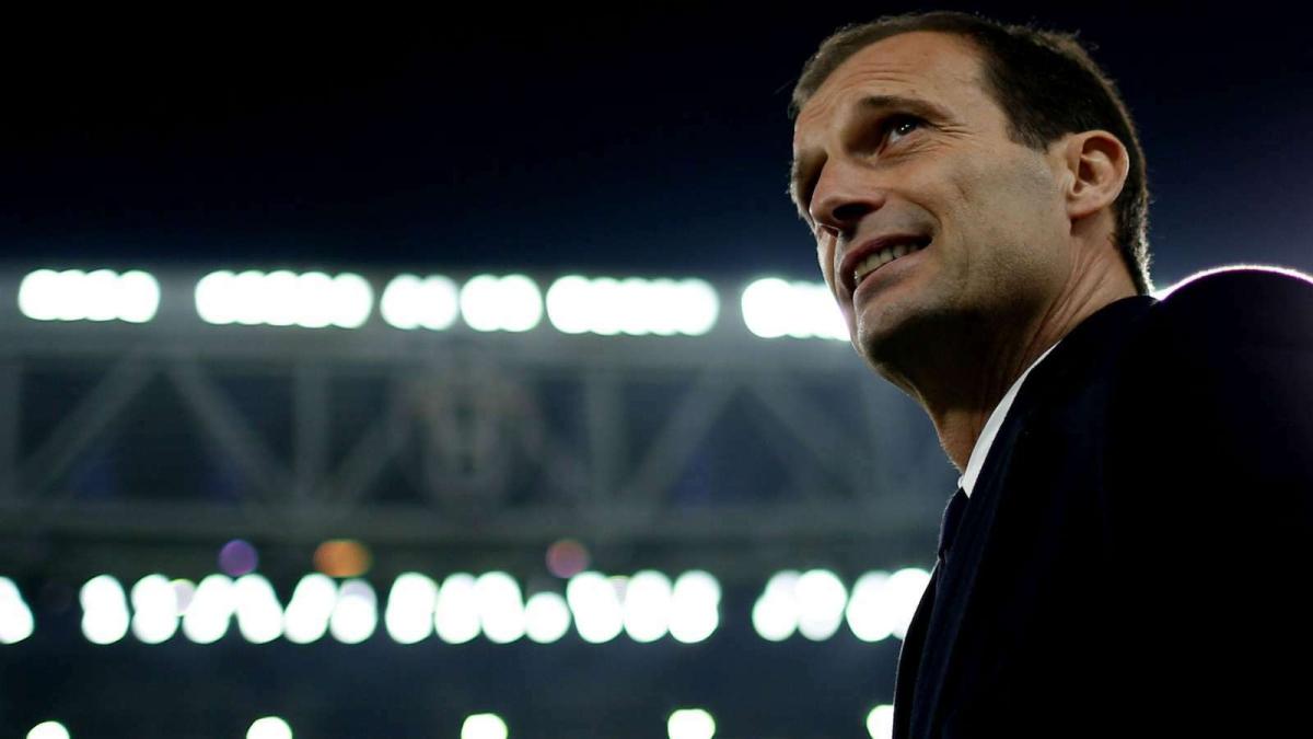 Huấn luyện viên Juventus (như Allegri hoặc Conte) đang chỉ đạo chiến thuật bên đường biên, thể hiện sự thành công trên sân cỏ