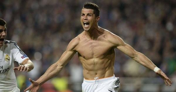 Huyền thoại Raúl González ăn mừng bàn thắng trong màu áo Real Madrid, biểu tượng bất diệt của La Liga và bóng đá Tây Ban Nha.