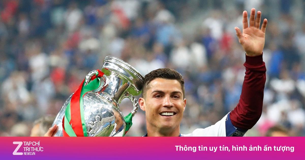 Hình ảnh các huyền thoại Real Madrid như Di Stefano, Zidane, Cristiano Ronaldo ăn mừng bàn thắng hoặc nâng cúp trong các trận đấu quốc tế quan trọng.