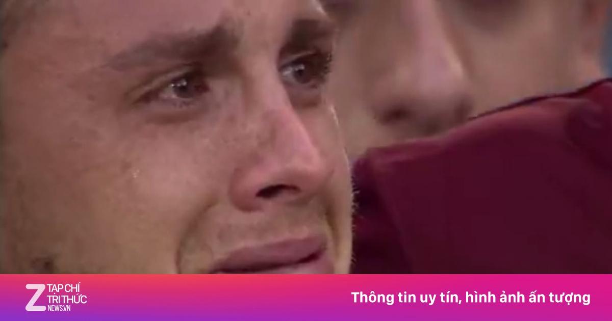 Khoảnh khắc huyền thoại bóng đá Serie A xúc động vẫy chào tạm biệt người hâm mộ trong trận đấu cuối cùng
