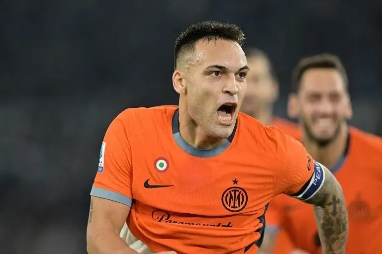 Hình ảnh tiền đạo Inter Milan Lautaro Martinez ăn mừng bàn thắng vào lưới Lazio trong trận đấu quan trọng tại Serie A