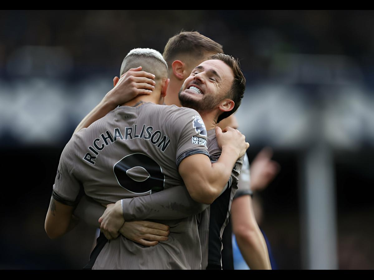 Trung vệ trẻ Jarrad Branthwaite của Everton thực hiện pha tắc bóng quyết liệt trong trận đấu tại Goodison Park