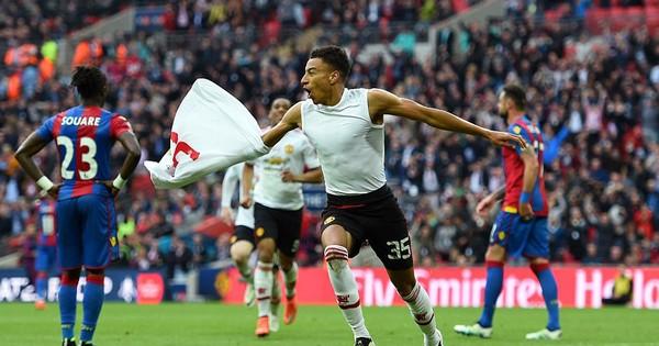 Jesse Lingard ăn mừng bàn thắng quyết định trong trận chung kết FA Cup 2016 giữa Man Utd và Crystal Palace