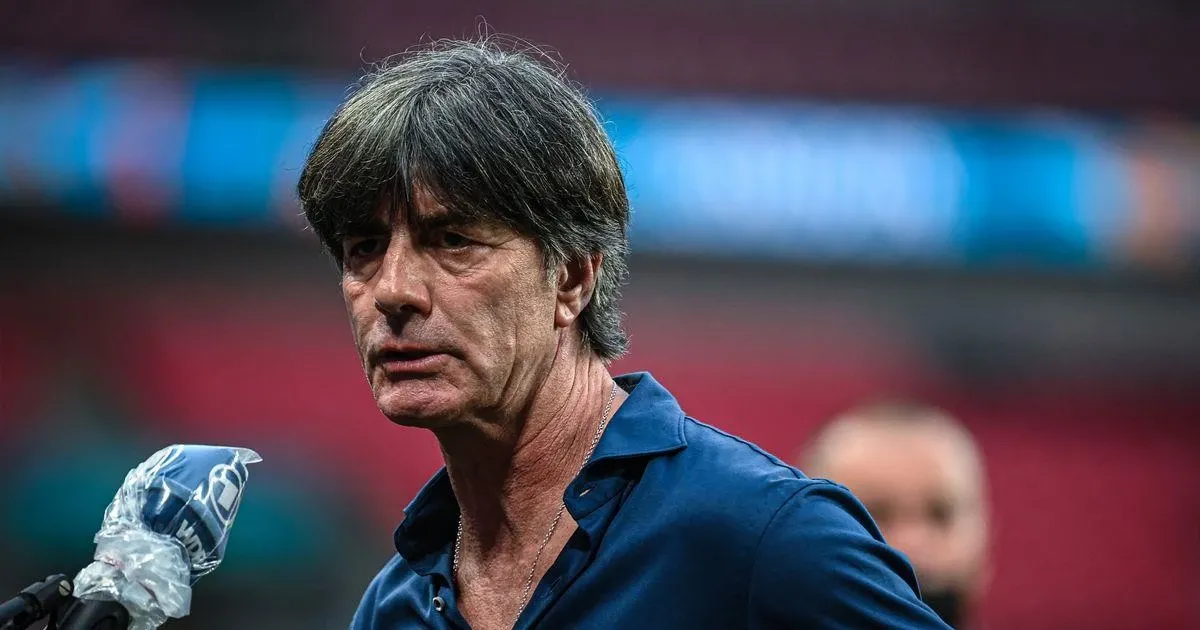 Huấn luyện viên Joachim Löw trầm tư trên băng ghế chỉ đạo trong một trận đấu của Đức tại Euro 2020, giải đấu cuối cùng của ông.