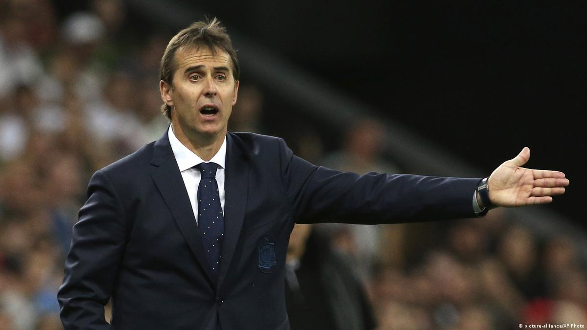 Julen Lopetegui chỉ đạo chiến thuật, đánh dấu sự phát triển mạnh mẽ của Sevilla FC trên sân cỏ La Liga.