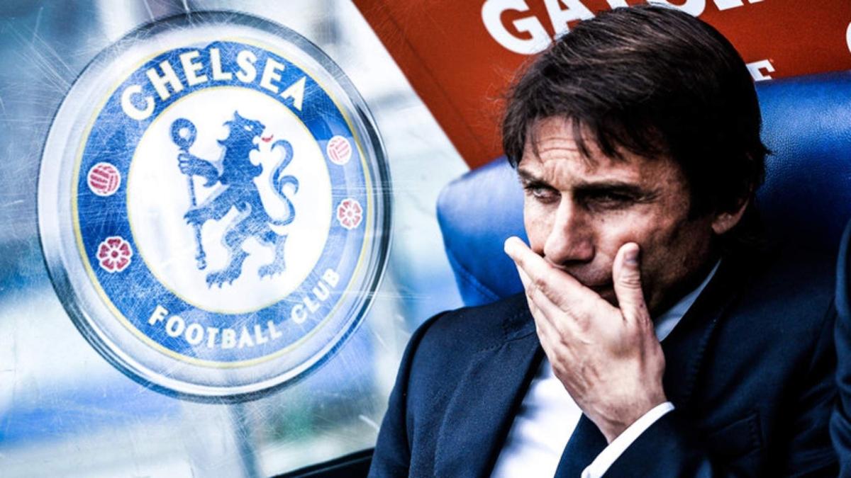 Hình ảnh các cầu thủ Juventus nâng cao chiếc cúp Scudetto ăn mừng chức vô địch Serie A liên tiếp, biểu tượng cho sự thống trị tuyệt đối của họ.